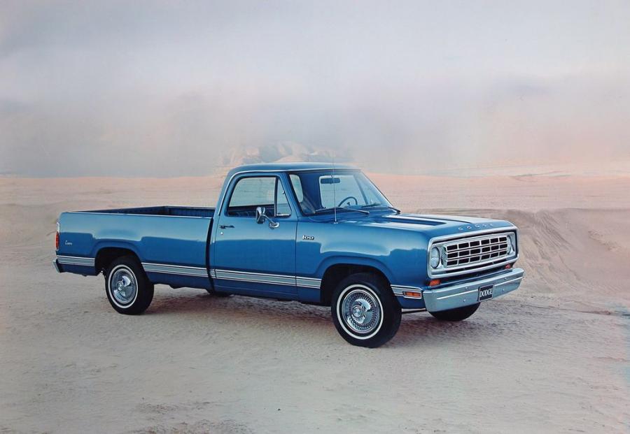  Dodge D100 Conventional Cab Sweptline Pickup Custom Special Pkg. 1975 года  (фото 1 из 4)